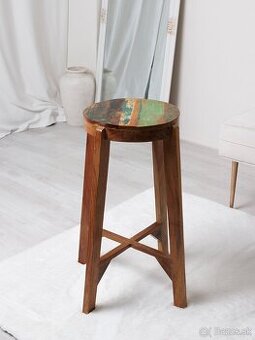 Barová stolička zo starého dreva, pevná a masívna