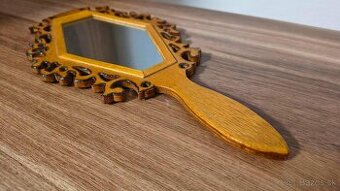 Starožitné ručné zrkadlo v ozdobnom drevenom ráme