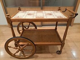 Starožitný servírovací vozík z dreva a keramickým povrchom