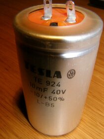Elektrolytické kondenzátory Tesla a iné.