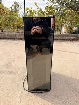 JEDNOZÓNOVÁ VÍNOTÉKA