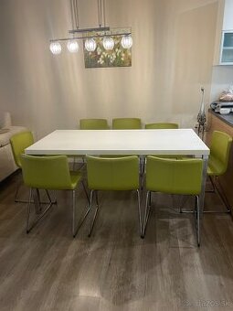 Stôl so stoličkami