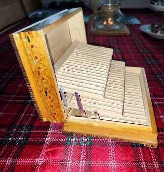 Stará drevená skrinka na cigarety