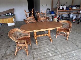 Jedalensky stôl 4x stoličky ratan.