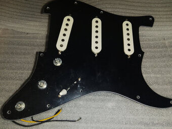 Predám kompletne zapojený pickguard na stratocaster