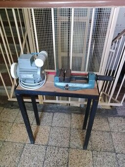 Pracovný stôl + zverák a elektrická brúska