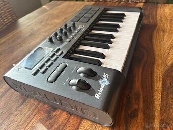 Midi ovládač M-AUDIO Axiom 25