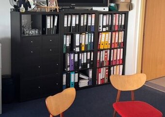 Cierne polica a skrinka