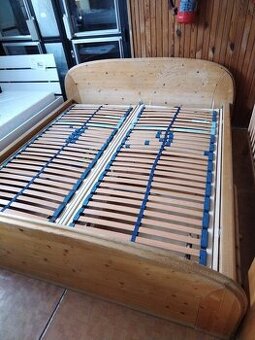 Drevená manželská posteľ