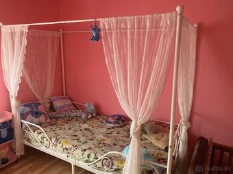 Dievčenská posteľ