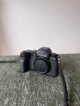 Fujifilm X-S10 KOMPLET SET + 3 OBJEKTÍVY + BLESK + BATÉRIE