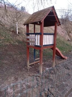 Záhradný domček so šmykľavkou