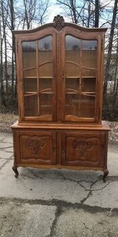 Rustikálna masívna vitrína