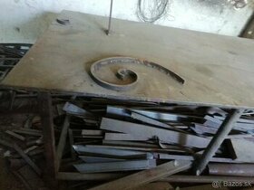 Kovový pracovný stôl aj zo zverákom