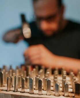 Hľadáme brigádnika – pomoc pri ručnej výrobe (Milhostov)