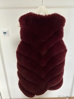 Bordova kožušinova vesta