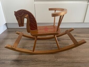 Drevený húpací koník