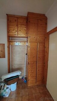 Skrinky a vesiakova stena