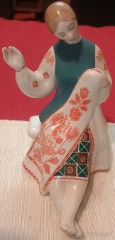 Porcelánová soška dievča ktoré vyšívá