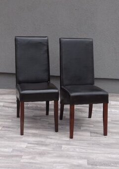 Set čiernych kožených stoličiek ( 2 ks ) .