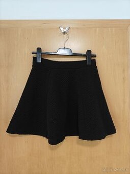 Áčková čierna sukňa značky H&M - 1