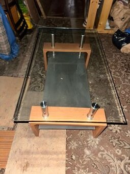 Sklenený konferenčný stolík