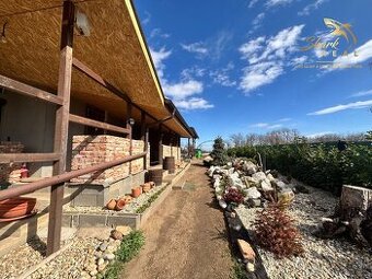 Záhrada s mobilným domčekom