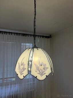 Luster a stolná lampa