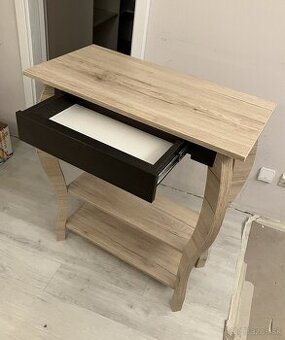 vysoký vchodový stolík na kľúče atd