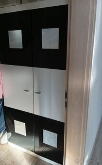 Šatníková skriňa