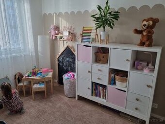 Predám IKEA KALLAX detský policový diel so spodným rámom.