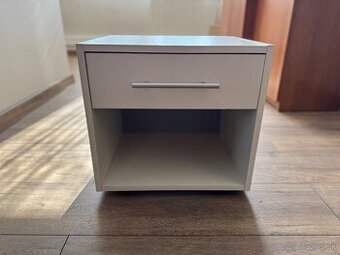 Nočný stolík biely