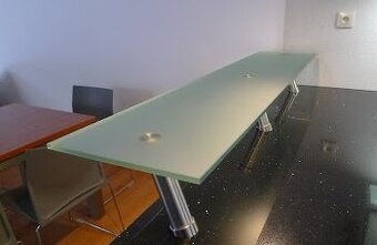 Sklenený barový pult