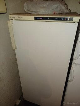 Skriňová mraznička Whirlpool