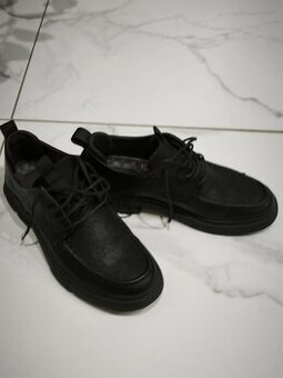 Predám čierne topánky, raz obuté 