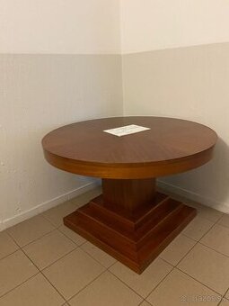 Predám okrúhly drevený stôl – masívny, stabilný