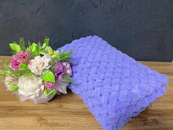 Háčkovaná fialová deka z jemnej puffy vlny