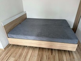 Moderná posteľ s roštom (dub sonoma/biela) – 160x200 cm