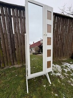 Kozmetická skriňa so zrkadlom
