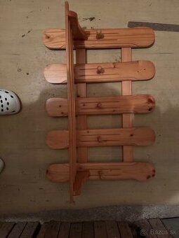 Dverený nástenny vešiak