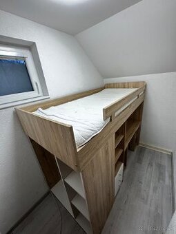 Vyvýšená posteľ na mieru so stolom a úložným priestorom