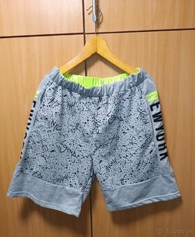 Voľnočasové šortky s graffiti vzorom NEW YORK