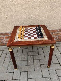Šachový stolík s dreveným šachom