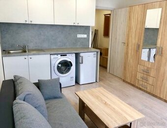 Zrekonštruovaná garzónka, ul. Stavbárov, Žabník, 2/7 p.,