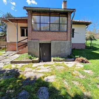 Dva domy oproti sebe s veľkým pozemkom, sadom, prameňom