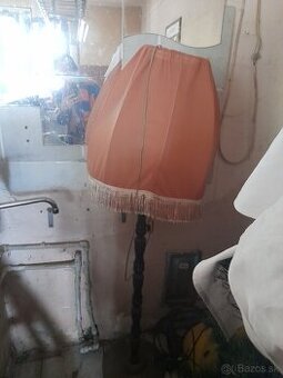 Predam starozitnu lampu