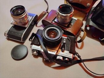 3 fotoaparáty Praktica a 3 objektívy Flektogon Tessar a.. - 1