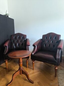Exkluzívny Vintage set: 2 kožené kreslá a stolík z Talianska