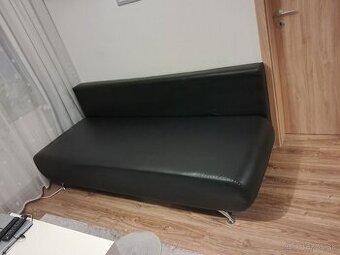 Čierny kožený rozkladací gauč