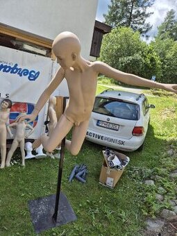 Detska figurina vo vyskoku